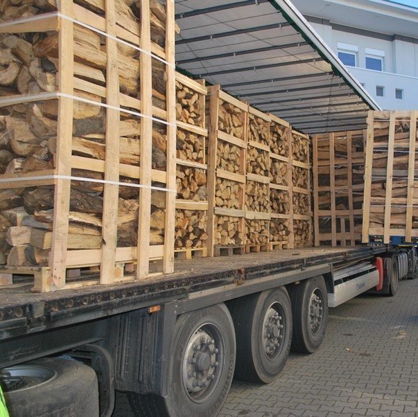 Halber Brennholz-LKW